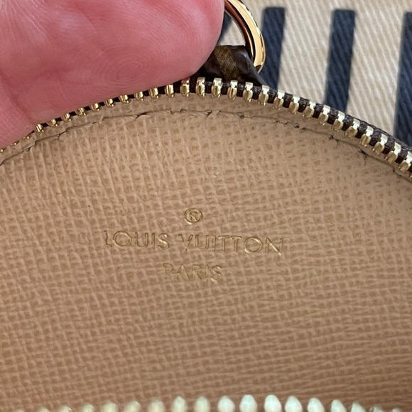 Louis Vuitton Coinpurse - Picture 5 of 7